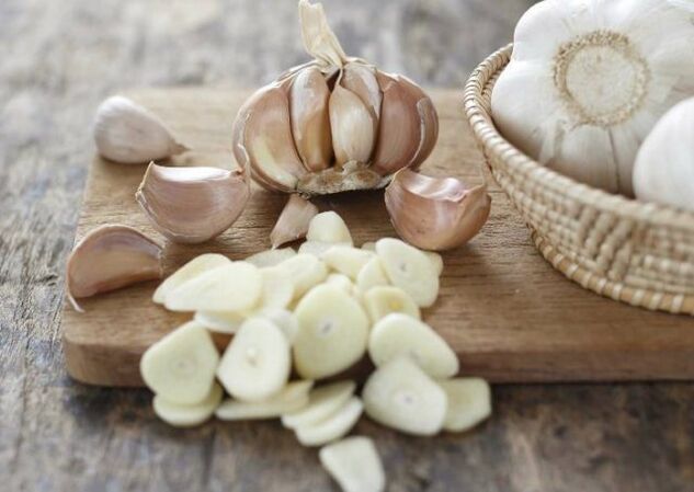 Garlic in preparation for rubbing, effective in the treatment of arthrosis of the knee joint